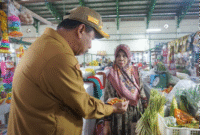 Sekretaris Daerah (Sekda) Kutai Kartanegara (Kukar) Sunggono melakukan Monitoring lapangan terhadap ketersediaan barang dan harga kebutuhan pokok jelang Lebaran Idul Fitri. (Foto: Ist)