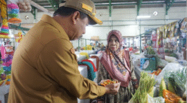 Sekretaris Daerah (Sekda) Kutai Kartanegara (Kukar) Sunggono melakukan Monitoring lapangan terhadap ketersediaan barang dan harga kebutuhan pokok jelang Lebaran Idul Fitri. (Foto: Ist)