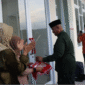 Bupati Kukar Edi Damansyah menyerahkan kartu peserta Bimtek Juru Sembelih Halal dan meresmikan sejumlah fasilitas masjid. (Foto: Ist)