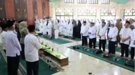 Asisten I Setkab Kukar, Akhmad Taufik Hidayat membuka kegiatan Manasik Haji Massal 2025. (Foto: Ist)