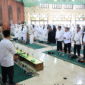 Asisten I Setkab Kukar, Akhmad Taufik Hidayat membuka kegiatan Manasik Haji Massal 2025. (Foto: Ist)