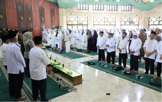 Asisten I Setkab Kukar, Akhmad Taufik Hidayat membuka kegiatan Manasik Haji Massal 2025. (Foto: Ist)