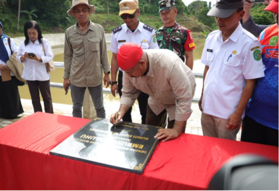 Bupati Kukar Edi Damansyah meresmikan Embung Maluhu di Jalan Semeru RT 18, Kelurahan Maluhu, Kecamatan Tenggarong. (Foto: Ist)