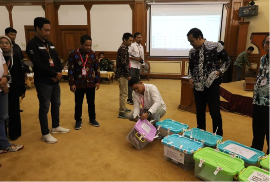 Sekda Kukar H. Sunggono menghadiri Rapat Pleno Rekapitulasi Pemungutan Suara Ulang Pilkada Kukar Tahun 2025. (Foto: Ist)