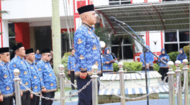 Asisten I Setkab Kukar Akhmad Taufik Hidayat memimpin upacara Hari Otonomi Daerah XXIX di Halaman Kantor Bupati Kukar. (Foto: Ist)
