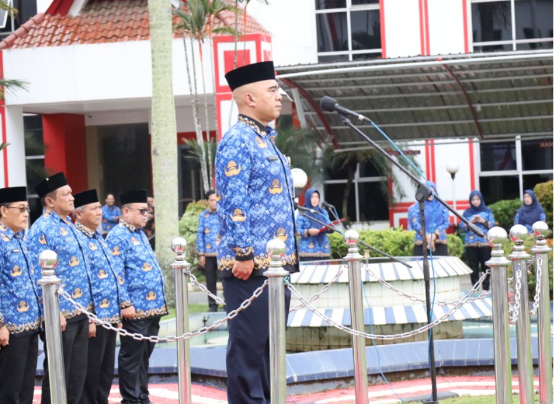 Asisten I Setkab Kukar Akhmad Taufik Hidayat memimpin upacara Hari Otonomi Daerah XXIX di Halaman Kantor Bupati Kukar. (Foto: Ist)