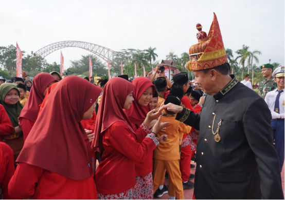 Sekretaris Daerah (Sekda) Kutai Kartanegara (Kukar) Sunggono menjadi inspektur Upacara pada Hari Pendidikan Nasional di Kabupaten Kutai Kartanegara di Halaman Kantor Bupati Kukar. (Foto: Ist)
