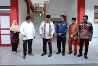 Bupati Kukar Edi Damansyah meresmikan rehabilitasi sejumlah gedung SD di Kecamatan Muara Badak. (Foto: Ist)