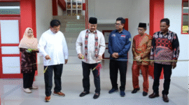 Bupati Kukar Edi Damansyah meresmikan rehabilitasi sejumlah gedung SD di Kecamatan Muara Badak. (Foto: Ist)