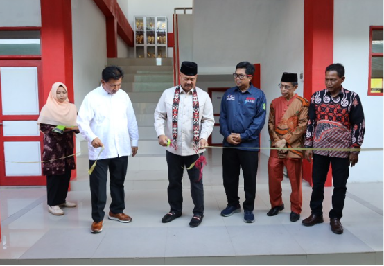 Bupati Kukar Edi Damansyah meresmikan rehabilitasi sejumlah gedung SD di Kecamatan Muara Badak. (Foto: Ist)