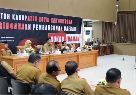 Sekretaris Daerah (Sekda) Kabupaten Kutai Kartanegara (Kukar) Sunggono pimpin Rapat Koordinasi Pengendalian (Rakordal) Pelaksanaan Pembangunan Caturwulan I Tahun 2025. (Foto: Ist)