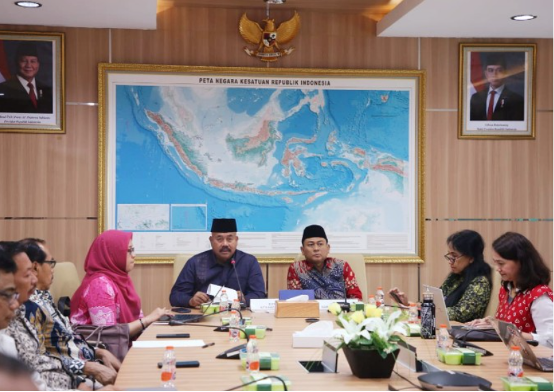 Bupati Kutai Kartanegara (Kukar) Edi Damansyah bersama Sekretaris Utama Badan Informasi Geospasial (BIG) Republik Indonesia (RI) R.A Belinda Arunawati Margono, melakukan Penandatanganan Nota Kesepahaman dan Rencana Kerjasama 2025-2029 antara Pemkab Kukar dengan BIG RI. (Foto: Ist)