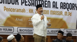 Sekda Kabupaten Kutai Kartanegara (Kukar) Dr. H Sunggono melepas secara simbolis rombongan distribusi Akbar seri ke-80 Pasukan Amal Sholeh (PASKAS) Kukar kepada Pondok, Panti, Rumah Tahfidz. (Foto: Ist)