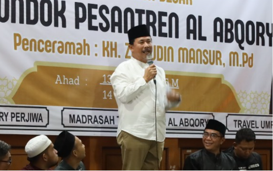 Sekda Kabupaten Kutai Kartanegara (Kukar) Dr. H Sunggono melepas secara simbolis rombongan distribusi Akbar seri ke-80 Pasukan Amal Sholeh (PASKAS) Kukar kepada Pondok, Panti, Rumah Tahfidz. (Foto: Ist)