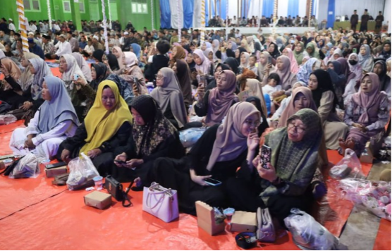 Bupati Kutai Kartanegara Edi Damansyah menghadiri acara Haflah Takhtim dan wisuda purna studi Pondok Pesantren (Ponpes) Nurul Islam Desa Mamunggal Jaya. (Foto: Ist)