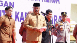 Bupati Kutai Kartanegara (Kukar) Edi Damansyah melakukan penandatanganan berita acara naskah pelantikan sekaligus menyerahkan petikan Surat Keputusan (SK) secara simbolis kepada perwakilan Pegawai Pemerintah dengan Perjanjian Kerja (PPPK). (Foto: Ist)