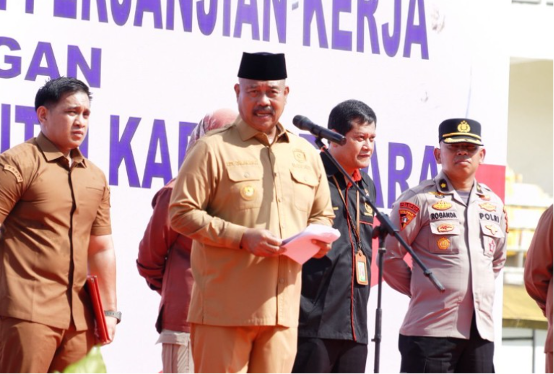 Bupati Kutai Kartanegara (Kukar) Edi Damansyah melakukan penandatanganan berita acara naskah pelantikan sekaligus menyerahkan petikan Surat Keputusan (SK) secara simbolis kepada perwakilan Pegawai Pemerintah dengan Perjanjian Kerja (PPPK). (Foto: Ist)