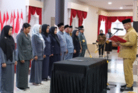 Bupati Kutai Kartanegara (Kukar) Edi Damansyah melantik Penjabat (PJ) Kepala Desa (Kades) Long Beleh Modang Kecamatan Kembang Janggut dan Penggantian Antar Waktu (PAW) Anggota Badan Permusyawaratan Desa (BPD) 10 desa se Kukar. (Foto: Ist)