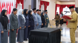 Bupati Kutai Kartanegara (Kukar) Edi Damansyah melantik Penjabat (PJ) Kepala Desa (Kades) Long Beleh Modang Kecamatan Kembang Janggut dan Penggantian Antar Waktu (PAW) Anggota Badan Permusyawaratan Desa (BPD) 10 desa se Kukar. (Foto: Ist)