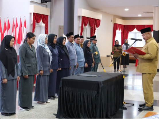 Bupati Kutai Kartanegara (Kukar) Edi Damansyah melantik Penjabat (PJ) Kepala Desa (Kades) Long Beleh Modang Kecamatan Kembang Janggut dan Penggantian Antar Waktu (PAW) Anggota Badan Permusyawaratan Desa (BPD) 10 desa se Kukar. (Foto: Ist)