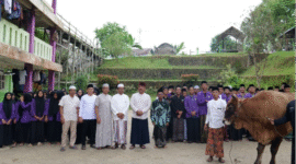 Bupati Kutai Kartanegara (Kukar) Edi Damansyah menyerahkan 2 (dua) ekor hewan kurban, masing–masing satu ekor untuk Pondok Pesantren Darus Salamah dan Ponpes Nurul Islam Desa Manunggal Jaya Kecamatan Tenggarong Seberang. (Foto: Ist)