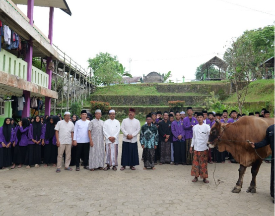 Bupati Kutai Kartanegara (Kukar) Edi Damansyah menyerahkan 2 (dua) ekor hewan kurban, masing–masing satu ekor untuk Pondok Pesantren Darus Salamah dan Ponpes Nurul Islam Desa Manunggal Jaya Kecamatan Tenggarong Seberang. (Foto: Ist)