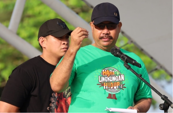 Bupati Kutai Kartanegara (Kukar) Edi Damansyah bertindak sebagai Pembina Apel Bersama Aksi Bersih Sampah Plastik dan Penanaman Pohon di Taman Tanjong Tenggarong, dalam Rangka Peringatan Hari Lingkungan Hidup Sedunia. (Foto: Ist)