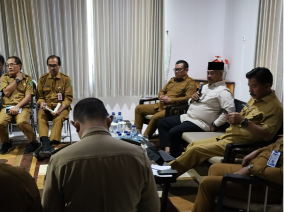 Bupati Kutai Kartanegara Edi Damansyah menghadiri rapat koordinasi dan evaluasi optimalisasi pelaksanaan Koperasi Merah Putih di Ruang Rapat Dinas Koperasi dan UMKM. (Foto: Ist)