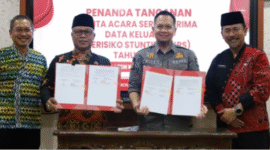 Sekda Kukar Saksikan Penandatanganan BAST Data Keluarga Beresiko Stunting Dari BKKBN Kaltim. (Foto: Ist)