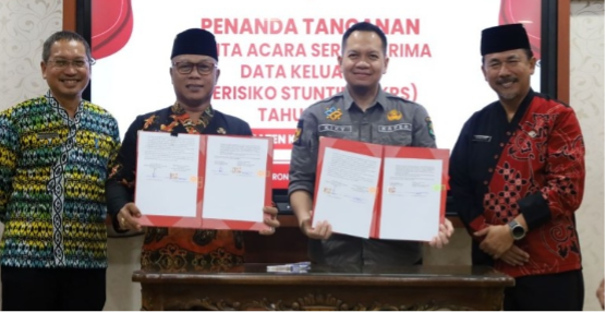 Sekda Kukar Saksikan Penandatanganan BAST Data Keluarga Beresiko Stunting Dari BKKBN Kaltim. (Foto: Ist)