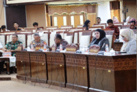Pemerintah Kabupaten (Pemkab) Kutai Kartanegara (Kukar) melalui Sekretaris Daerah (Sekda) Sunggono, menyampaikan tanggapan terhadap Rancangan Peraturan Daerah (Raperda) pembentukan Tujuh Desa, pada Rapat Paripurna DPRD Kukar Ke-9. (Foto: Ist)