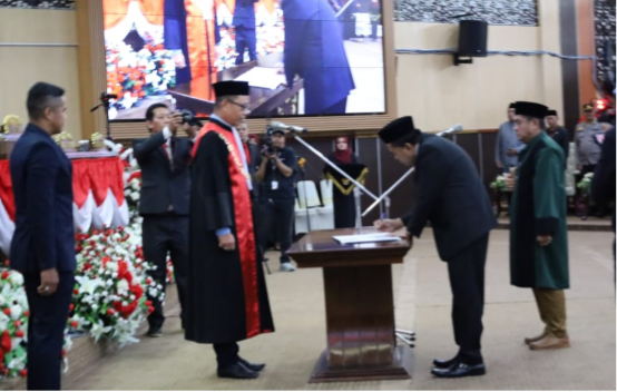 Bupati Kutai Kartanegara Edi Damansyah menghadiri Rapat Paripurna Istimewa ke-11 masa Sidang III DPRD Kukar dengan agenda peresmian pengangkatan Ketua DPRD baru untuk sisa masa jabatan 2024–2029. (Foto: Ist)