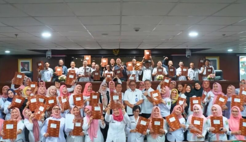 Penyerahan SK pengangkatan 117 PPPK di Lingkungan Sekretariat DPRD Kaltim. (Foto : Humas Sekretariat DPRD Kaltim)
