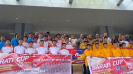 Wakil Wali Kota Samarinda, Saefuddin Zuhri melepas 18 pemain muda SSB Samkot ke ajang sepak bola nasional di Surabaya. (Foto : Ist)