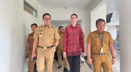 Wali Kota Samarinda Andi Harun menemani Konsul Jenderal Australia yang berkunjung ke RSUD IA Moeis. (Foto : Ist)