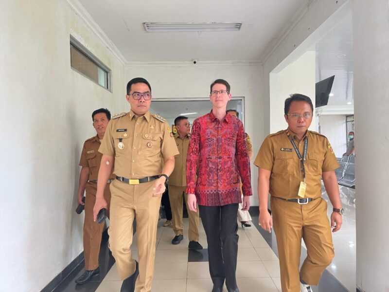 Wali Kota Samarinda Andi Harun menemani Konsul Jenderal Australia yang berkunjung ke RSUD IA Moeis. (Foto : Ist)