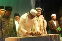 Wali Kota Samarinda, Andi Harun saat menandatangani prasasti peresmian Gedung PCNU dalam acara Harlah NU ke-102 di GOR Segiri. (Foto : Ist)