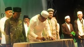 Wali Kota Samarinda, Andi Harun saat menandatangani prasasti peresmian Gedung PCNU dalam acara Harlah NU ke-102 di GOR Segiri. (Foto : Ist)