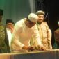 Wali Kota Samarinda, Andi Harun saat menandatangani prasasti peresmian Gedung PCNU dalam acara Harlah NU ke-102 di GOR Segiri. (Foto : Ist)