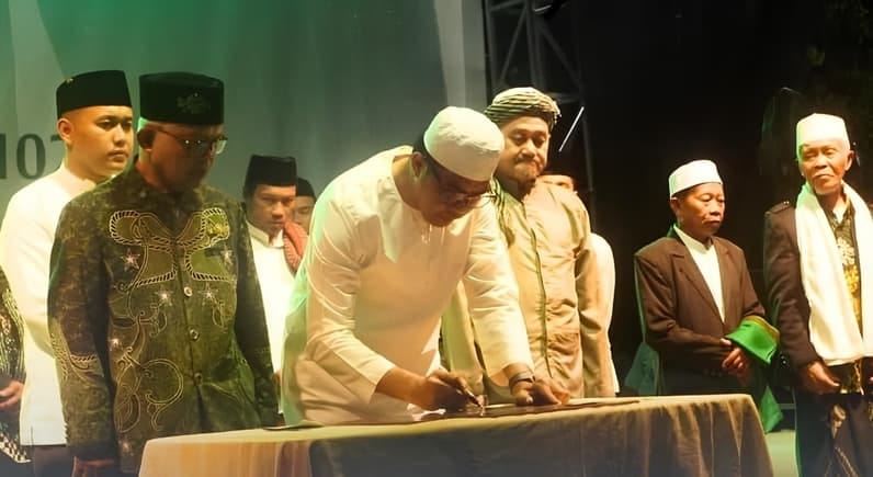 Wali Kota Samarinda, Andi Harun saat menandatangani prasasti peresmian Gedung PCNU dalam acara Harlah NU ke-102 di GOR Segiri. (Foto : Ist)