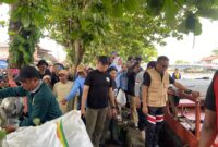 Wali Kota Andi Harun dalam kegiatan bersih-bersih SKM Jalan Tongkol. (Foto : Ist)