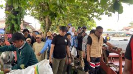 Wali Kota Andi Harun dalam kegiatan bersih-bersih SKM Jalan Tongkol. (Foto : Ist)