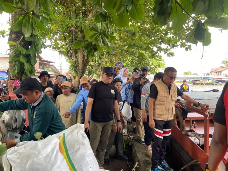 Wali Kota Andi Harun dalam kegiatan bersih-bersih SKM Jalan Tongkol. (Foto : Ist)