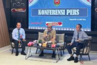 Andi Harun (tengah), bersama Kepala Disdikbud Samarinda, Asli Nuryadin (kanan) dan Plt Asisten, I Suwarso (kiri), dalam konferensi pers pengawasan SPMB 2025 di Balai Kota. (Foto : Ist)