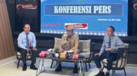 Andi Harun (tengah), bersama Kepala Disdikbud Samarinda, Asli Nuryadin (kanan) dan Plt Asisten, I Suwarso (kiri), dalam konferensi pers pengawasan SPMB 2025 di Balai Kota. (Foto : Ist)