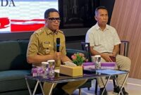 Walikota Samarinda, Andi Harun saat melangsungkan konferensi pers terkait uji sampel BBM jenis Pertamax. (Foto : Ist)
