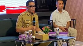 Walikota Samarinda, Andi Harun saat melangsungkan konferensi pers terkait uji sampel BBM jenis Pertamax. (Foto : Ist)