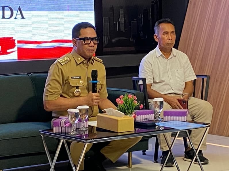 Walikota Samarinda, Andi Harun saat melangsungkan konferensi pers terkait uji sampel BBM jenis Pertamax. (Foto : Ist)
