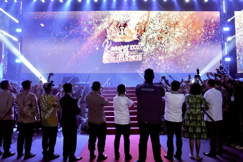 Saat seluruh para tokoh memegang sumpit untuk membuka kongres GMKI ke-39. (Foto : Ist)
