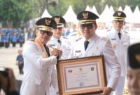 Wamendagri Bima Arya usai bersama Wali Kota Samarinda Andi Harun usai menyerahkan penghargaan di acara Hari Otonomi Daerah ke-29 di Kota Balikpapan. (Foto : Ist)